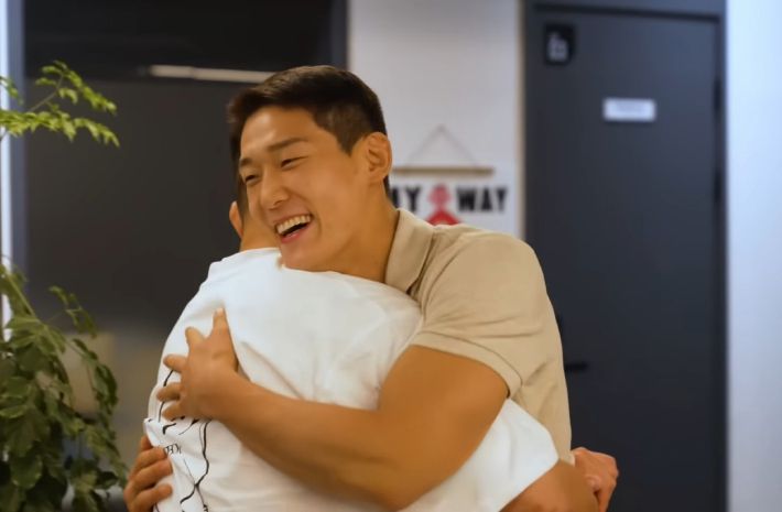 유주상(사진 오른쪽)이 정찬성을 만나 포옹하며 인사하고 있다. 정찬성 Korean Zombie 유튜브 채널 영상 캡처