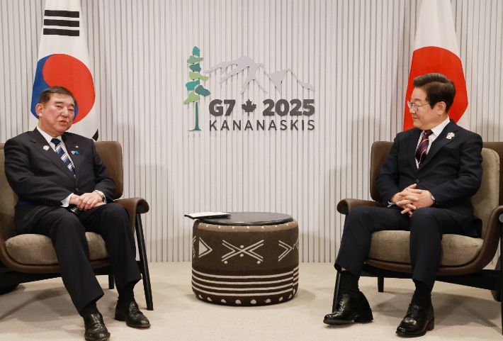 이시바 시게루 일본 총리가 17일(현지시간) 캐나다 앨버타주 캐내내스키스 주요 7개국(G7) 정상회의장에서 이재명 대통령과 한일 정상회담을 하며 발언하고 있다. 연합뉴스