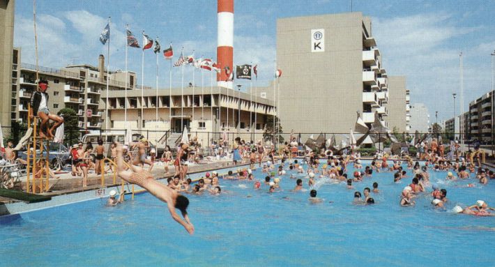 1970년대 한강외인아파트 야외 수영장. LH제공