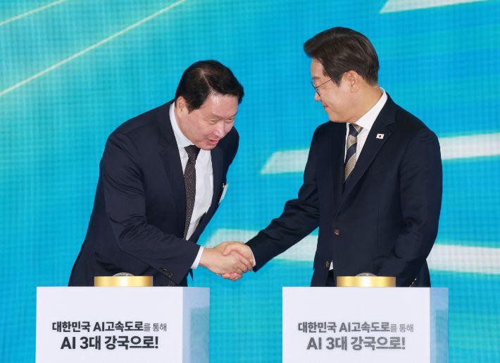 이재명 대통령이 20일 울산전시컨벤션센터에서 열린 울산 인공지능(AI) 데이터 센터 출범식에서 기념 세리머니에 참여해 최태원 SK그룹 회장과 악수하고 있다. 연합뉴스