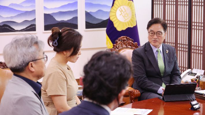 우원식 국회의장이 17일 국회 집무실에서 12·29 제주항공 여객기 참사 유가족협의회 대표단과 면담을 하고 있다. 연합뉴스