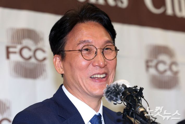 김민석 국무총리 후보자가 17일 오후 서울 중구 프레스센터에서 열린 외신기자간담회에서 모두발언을 하고 있다. 류영주 기자