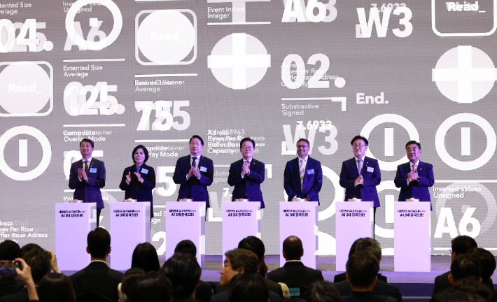 이재명 대통령이 20일 울산전시컨벤션센터에서 열린 울산 인공지능(AI) 데이터 센터 출범식에서 참석자들과 함께 기념 세리머니에 참여하고 있다. 연합뉴스