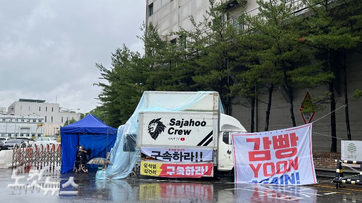 김건희씨가 입원한 서울아산병원 앞에 '윤석열 김건희 구속하라' 등 팻말이 붙은 트럭이 놓인 채 집회가 진행되고 있다. 김보영 크리에이터