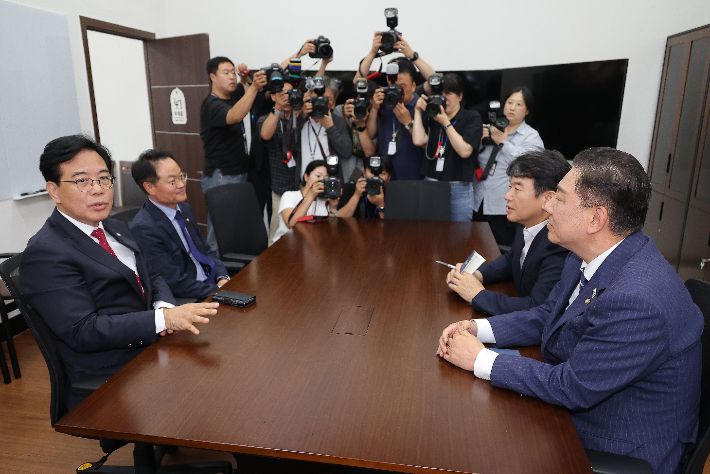 추경안 논의 위해 회동한 여야 원내대표. 연합뉴스