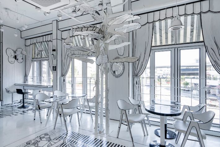 코로나 팬더믹 이후 작업실이 있는 중국 징더전을 가지 못해 세라믹 작업 대신 3, 4년 동안 거의 그림만 그렸다는 그는 "작가가 움직여야 작가지"라며 제주의 정길영그림카페라는 거대한 작품을 만들기도 했다. 윤석민 윤 공간 대표 제공