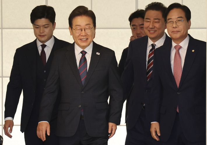 이재명 대통령이 22일 한남동 관저에서 여야 지도부와 기념촬영 후 오찬장으로 이동하고 있다. 이날 이 대통령과 여야 지도부 오찬에는 더불어민주당 김병기 당대표 직무대행 겸 원내대표, 국민의힘 김용태 비상대책위원장, 송언석 원내대표, 우상호 정무수석, 강훈식 대통령비서실장이 참석했다. 연합뉴스