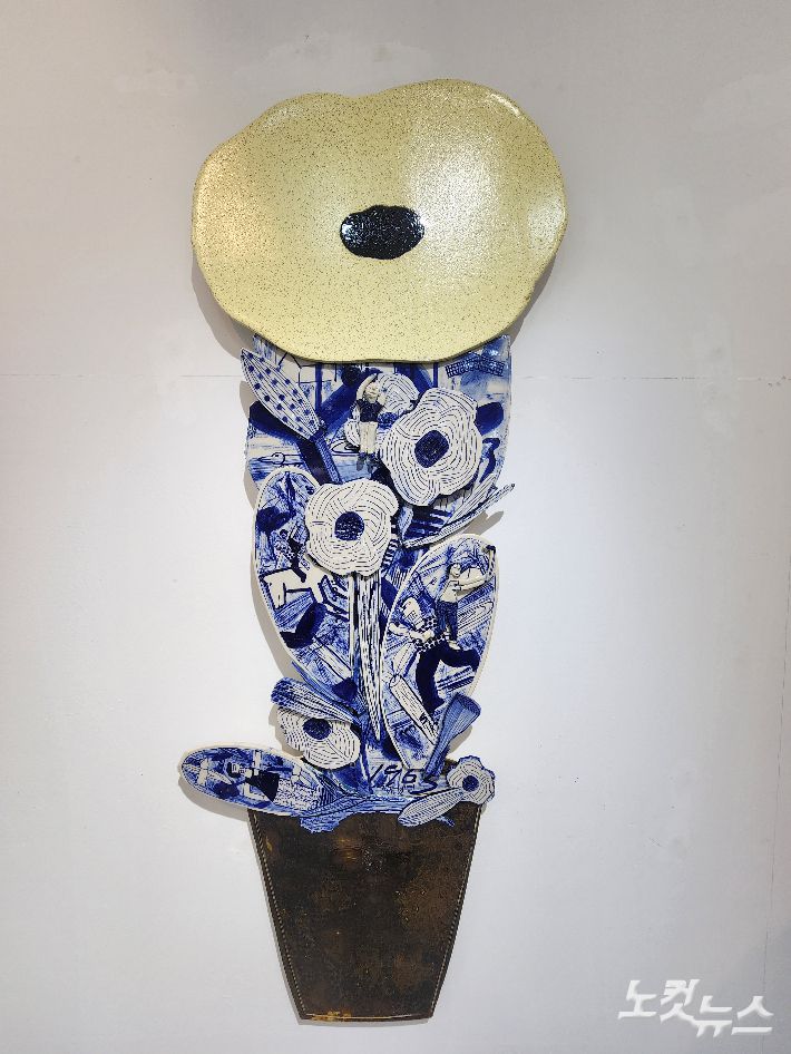 정길영, '또 다른 시간, 또 다른 장소(Another time, Another place)', 1260℃ 환원소성(還元燒成, 가마 속에 산소를 차단해 굽는 기법), , 55x136cm, 2025. 곽인숙 기자