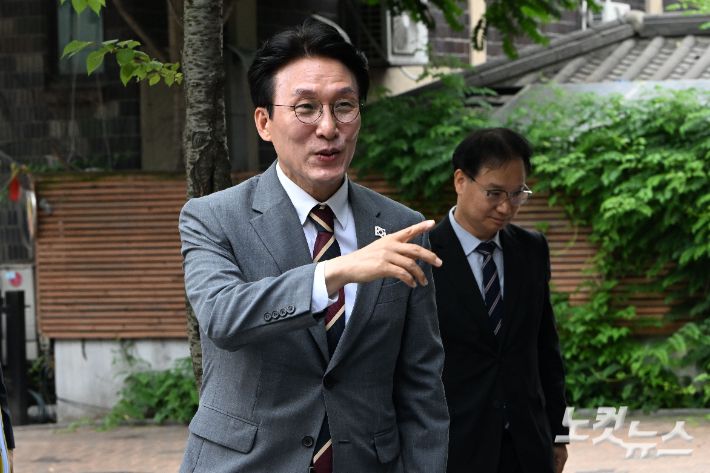 김민석 국무총리 후보자가 10일 오전 서울 종로구 통의동 금융감독연수원에 마련된 청문회 준비단 사무실로 출근하고 있다. 류영주 기자