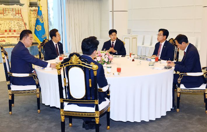 이재명 대통령이 22일 서울 한남동 관저에서 열린 여야 지도부와의 오찬에서 국민의힘 송언석 원내대표의 발언을 듣고 있다. 연합뉴스