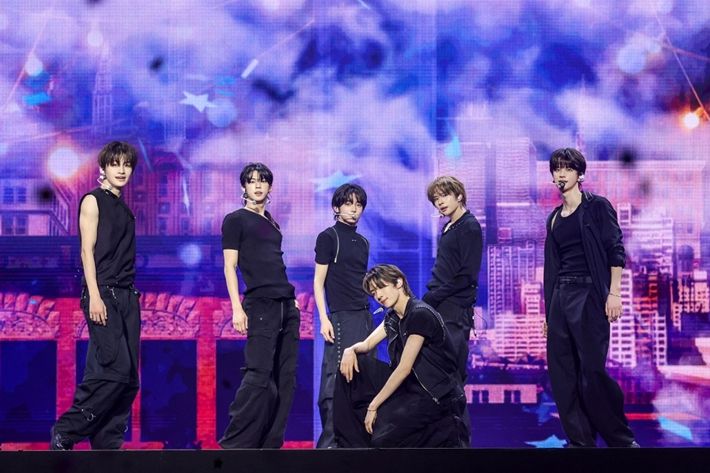 투어스는 앙코르까지 총 19곡 무대를 펼쳤다. 플레디스 엔터테인먼트 제공