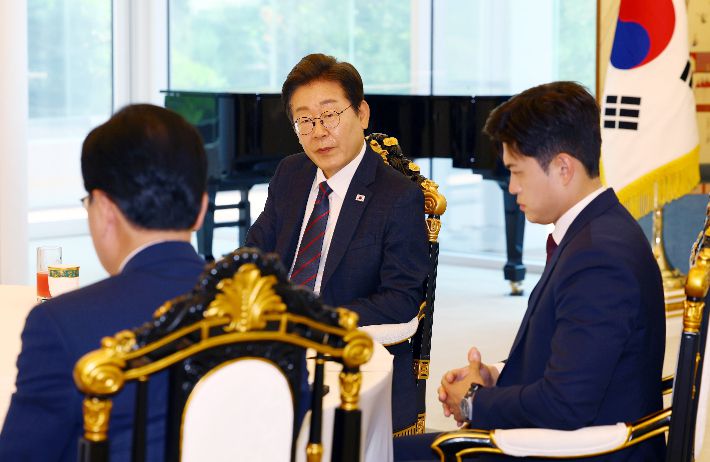 이재명 대통령이 22일 서울 한남동 관저에서 열린 여야 지도부와의 오찬 회동에서 발언하고 있다. 연합뉴스