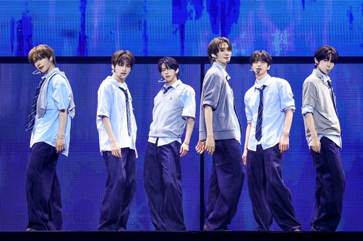 투어스가 데뷔곡 '첫 만남은 계획대로 되지 않아' 무대를 하는 모습. 왼쪽부터 경민, 지훈, 도훈, 영재, 신유, 한진. 플레디스 엔터테인먼트 제공