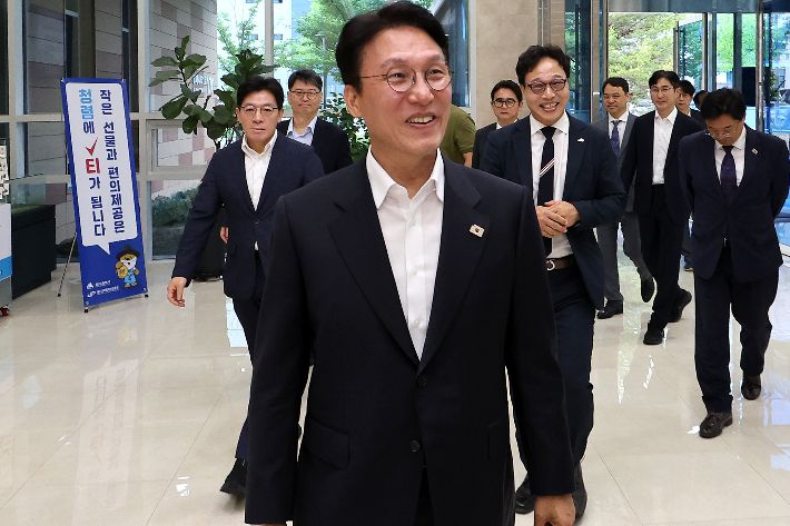 김민석 국무총리 후보자가 20일 대구 수성구 대구디지털혁신진흥원에서 열린 '인공지능 전환(AX) 연구거점 조성을 위한 경청 간담회'에 참석하기 위해 이동하고 있다. 연합뉴스