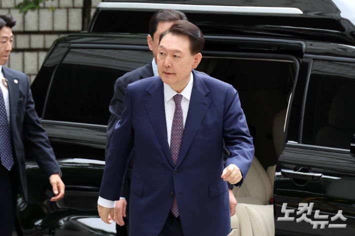 윤석열 전 대통령이 지난 16일 오전 서울 서초구 중앙지방법원에서 열린 내란 우두머리 혐의, 집권남용 권리행사방해 혐의 사건 7차 공판을 받기 위해 법원으로 들어오고 있다. 사진공동취재단