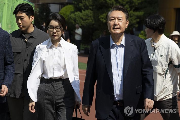 (서울=연합뉴스) 신현우 기자 = 윤석열 전 대통령과 김건희 여사가 21대 대통령 선거일인 3일 서울 서초구 원명초등학교에 마련된 서초4동 제3투표소에서 투표를 마친 뒤 차량으로 향하고 있다. 2025.6.3 [공동취재] nowwego@yna.co.kr 연합뉴스