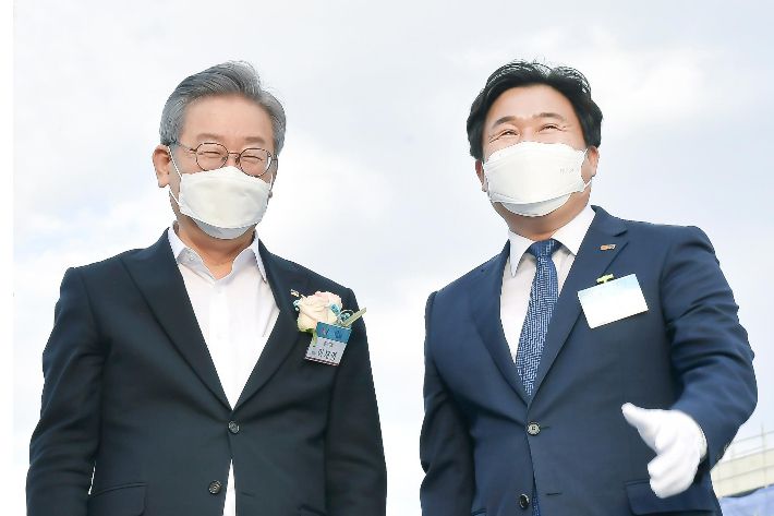 이재명 대통령(당시 경기지사)와 임병택 시장이 웨이브파크 개장식 행사에서 함께 하고 있는 모습. 시흥시 제공