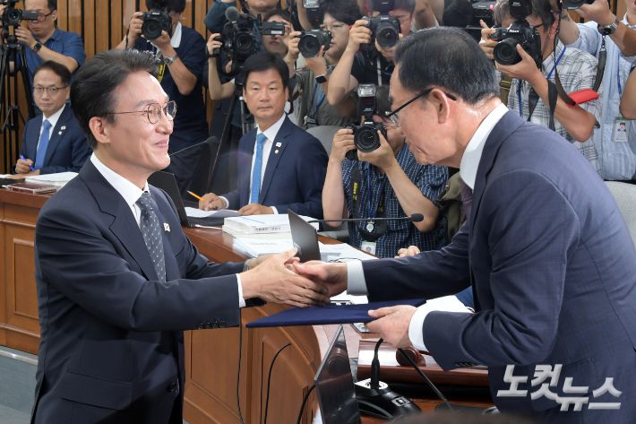 김민석 국무총리 후보자가 24일 서울 여의도 국회에서 열린 인사청문회에서 선서문을 전달하고 있다. 윤창원 기자