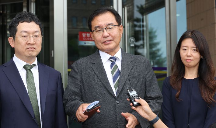 순직 해병 수사 방해 의혹 사건을 수사하는 이명현 특별검사가 24일 경기도 과천 고위공직자범죄수사처에서 오동운 공수처장과 면담을 마친 뒤 취재진 질문에 답하고 있다. 연합뉴스