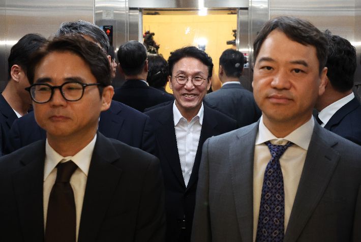 김민석 국무총리 후보자가 20일 대구 수성구 대구디지털혁신진흥원에서 열린 '인공지능 전환(AX) 연구거점 조성을 위한 경청 간담회'에 참석하기 위해 이동하고 있다. 연합뉴스