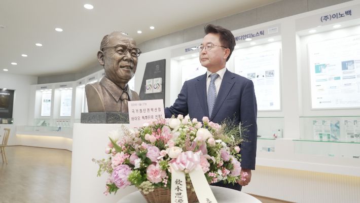 지난 2024년 7월 28일 육동한 춘천시장, 故배계섭 前춘천시장 헌화. 춘천시 제공