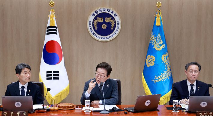 이재명 대통령이 24일 서울 용산 대통령실 청사에서 열린 국무회의를 주재하며 발언하고 있다. 연합뉴스