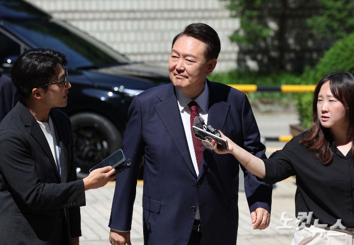 윤석열 전 대통령이 23일 오전 서울 서초구 서울중앙지방법원에서 내란 우두머리 혐의 사건 8차 공판에 출석하고 있다. 사진공동취재단