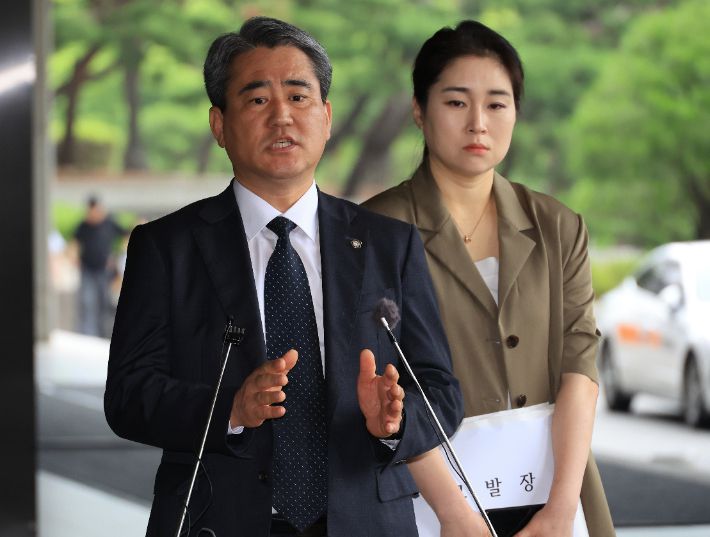 윤석열 전 대통령의 법률대리인단 송진호, 김계리 변호사가 경호에 관한 직권남용, 대통령기록물관리법 위반 등으로 경호처 지휘부 등 관계자를 고발하기 위해 26일 서울 서초구 서울중앙지검으로 들어서며 취재진의 질문에 답하고 있다. 연합뉴스