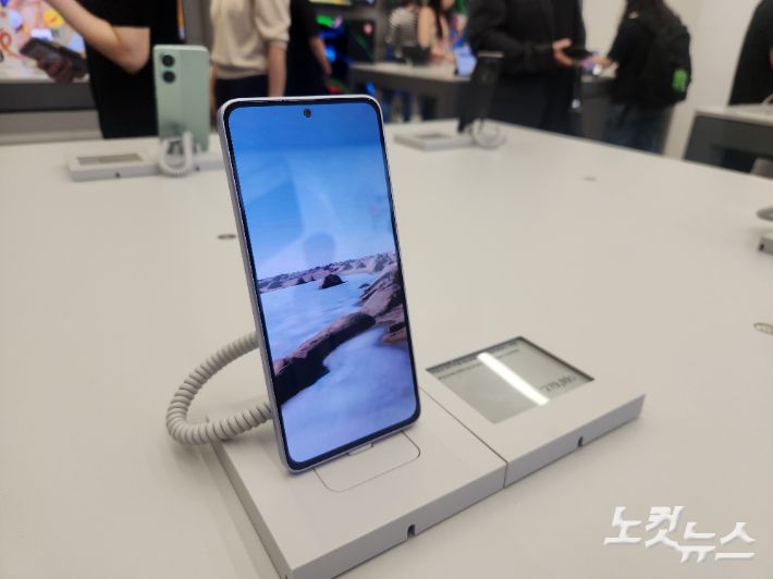 여의도 IFC몰에 위치한 샤오미 매장에 전시된 샤오미 스마트폰. 박성은 기자