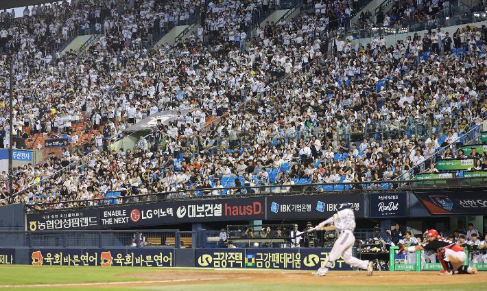 지난 5일 서울 잠실야구장에서 열린 프로야구 KIA 타이거즈와 두산 베어스의 경기가 관중들로 꽉 차 있다. 이날 경기는 전석 매진됐다. 연합뉴스