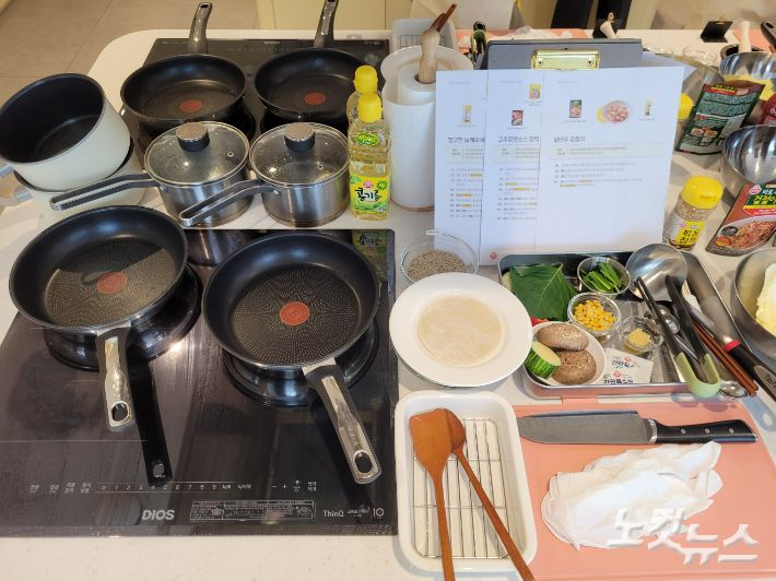 다양한 조리 도구와 재료들이 준비돼 있다. 그리고 셰프 설명 외 요리법까지 문서에 상세히 적혀 있어 요리 초심자도 따라하기 쉽다. 김기용 기자
