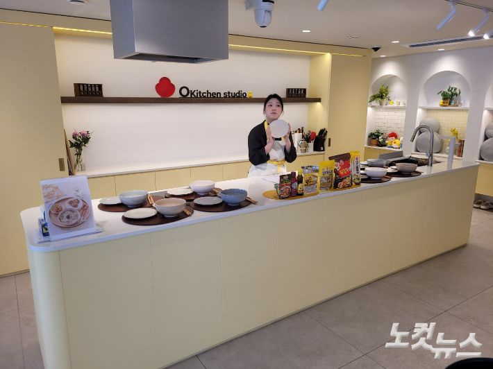 지난 24일 강남구 '오키친 스튜디오'에서 요리 수업이 시작됐다. 김기용 기자