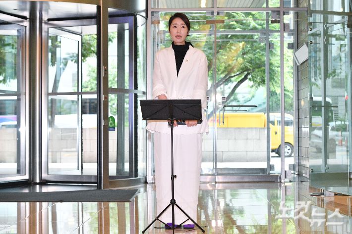 강선우 여성가족부 장관 후보자가 26일 오후 서울 종로구 이마빌딩에 마련된 인사청문회 사무실로 출근하며 소감을 밝히고 있다. 류영주 기자