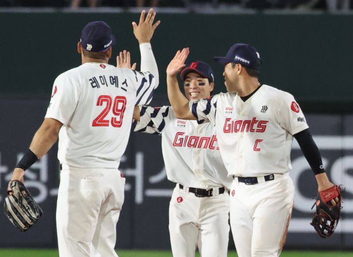 지난 19일 부산 사직야구장에서 열린 프로야구 한화 이글스와 롯데 자이언츠의 경기에서 힘겹게 한화의 추격을 뿌리치고 4-3으로 승리한 롯데 선수들이 기쁨을 나누고 있다. 연합뉴스