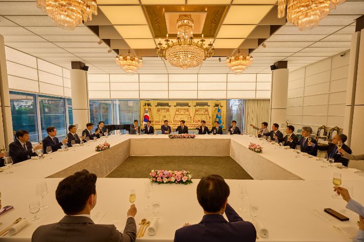 이재명 대통령이 23일 한남동 관저에서 더불어민주당 원내지도부와 만찬을 하고 있다. 대통령실 제공