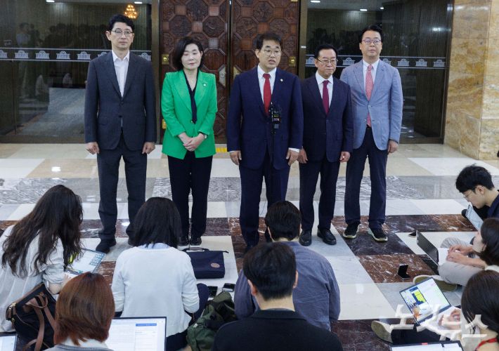 이종배 김민석 국무총리 후보자 인사청문특별위원회 위원장을 비롯한 국민의힘 인사청문특위 위원들이 26일 오전 서울 여의도 국회 로텐더홀에서 기자회견을 하고 있다. 윤창원 기자