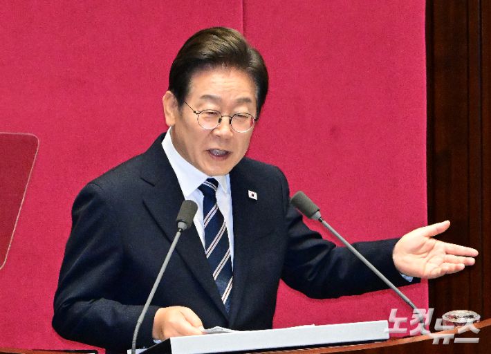 이재명 대통령이 지난 26일 서울 여의도 국회에서 열린 제426회국회(임시회) 제2차 본회의에서 2025년도 제2회 추가경정예산안에 대한 정부의 시정연설을 하는 모습. 윤창원 기자