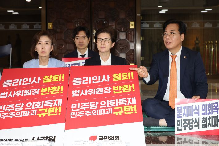 국민의힘 송언석 원내대표(맨오른쪽)가 27일 국회 로텐더홀에서 김민석 국무총리 후보자의 지명 철회, 법제사법위원장 반환을 촉구하며 농성을 하고 있는 국민의힘 의원들과 만나고 있다. 연합뉴스