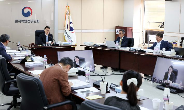 최원호 원자력안전위원회 위원장이 26일 서울 중구 원자력안전위원회 대회의실에서 열린 제216회 원자력안전위원회 회의에서 위원들과 안건에 대해 논의하고 있다. 원자력안전위원회 제공