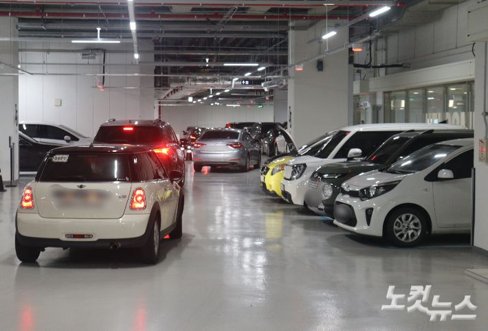 주차하기 위해 대기 중인 차량들. 임성민 기자