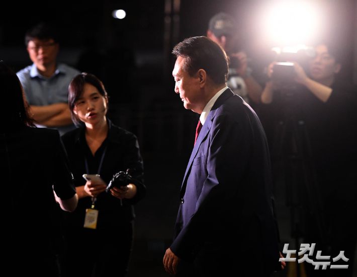 윤석열 전 대통령이 29일 새벽 서울 서초구 서울고검 청사에 마련된 내란특검에서 피의자 신분으로 조사를 마친 뒤 귀가하고 있다. 황진환 기자
