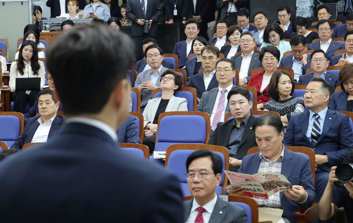 지난 16일 서울 여의도 국회에서 열린 원내대표 선출 선거 의원총회에서 국민의힘 의원들이 김용태 비상대책위원장의 인사말을 듣고 있다. 연합뉴스