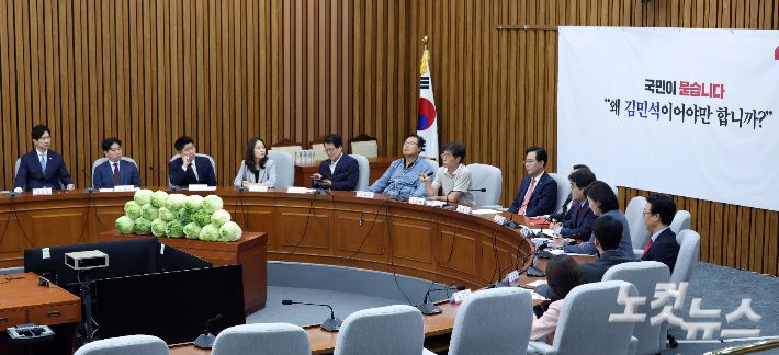 30일 오전 국회에서 열린 국민의힘 주최 김민석 국무총리 후보자 국민청문회장에 배추가 쌓여 있다. 황진환 기자