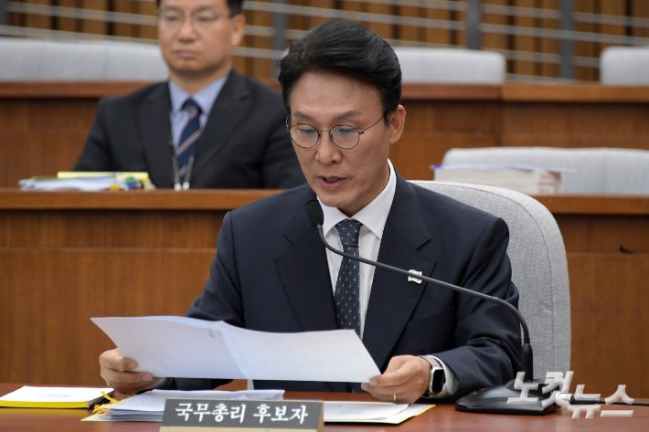 김민석 국무총리 후보자가 24일 서울 여의도 국회에서 열린 인사청문회에서 자료를 확인하고 있다. 윤창원 기자