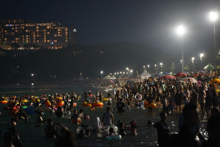 속초해수욕장 야간 개장. 속초시 제공