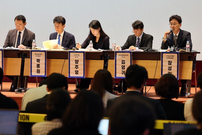 30일 서울 중구 포스트타워에서 열린 한미 관세조치 협의 관련 공청회에서 장성길 산업통상자원부 통상정책국장이 방청인들의 질의에 답하고 있다. 연합뉴스