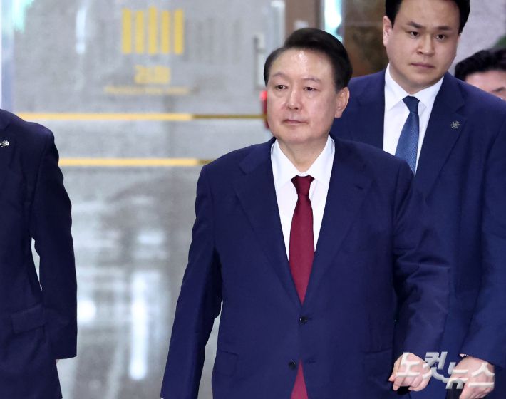 피의자 신분으로 내란 특검 조사를 받은 윤석열 전 대통령이 서초구 서울고검 청사를 나서고 있다. 황진환 기자