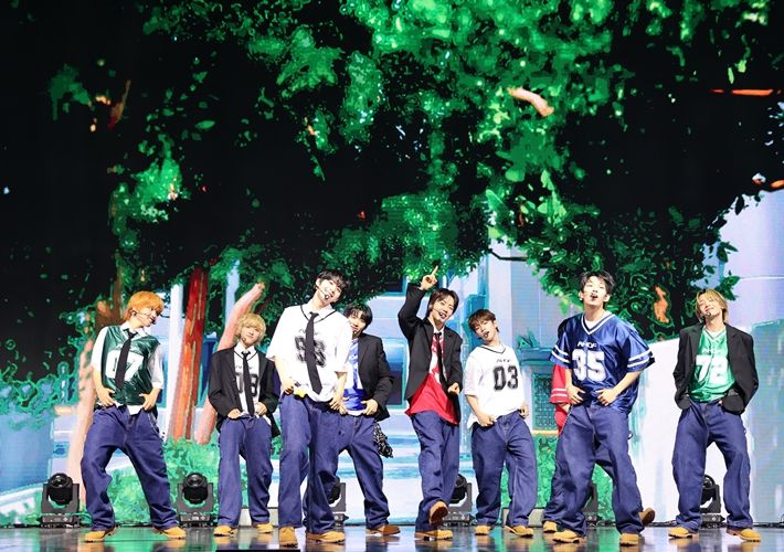 그룹 아홉이 무대를 선보이고 있다. 연합뉴스