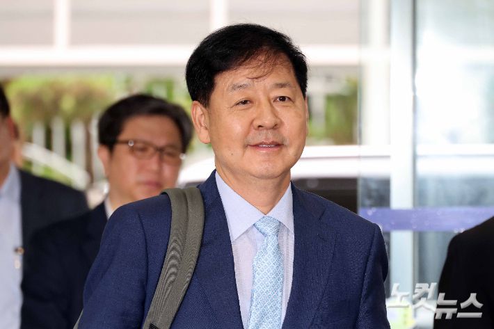 구윤철 경제부총리 겸 기획재정부 장관 후보자가 30일 서울 중구 예금보험공사에 마련된 후보자 사무실로 출근하고 있다. 박종민 기자