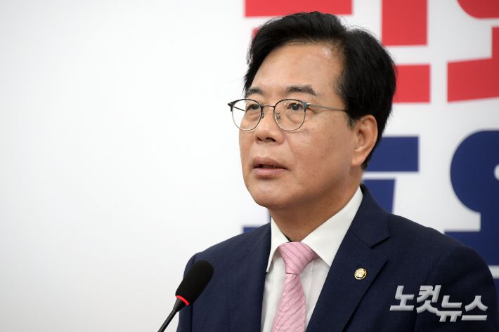 국민의힘 송언석 비상대책위원장 겸 원내대표가 2일 서울 여의도 국회에서 '국민의 마음을 푯대로 삼아 전진하겠습니다'를 주제로 취임 기자회견을 하고 있다. 윤창원 기자